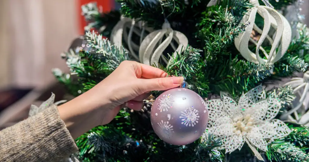 make money for christmas decorating trees